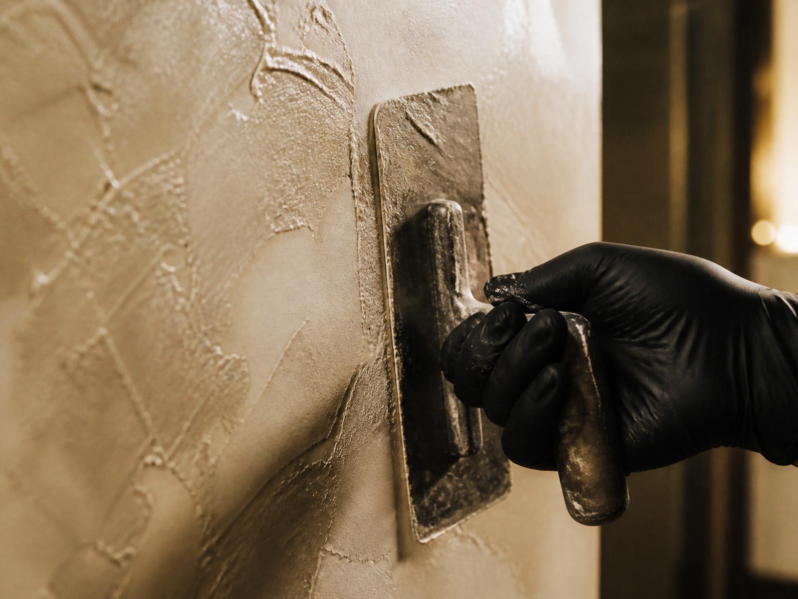 Master applying Venetian plaster by hand
